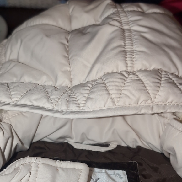 American Eagle Outfitters Cream Puffer Hooded Vest - Picture 6 of 11